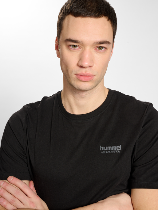 hmlBOOSTER T-SHIRT, BLACK, model