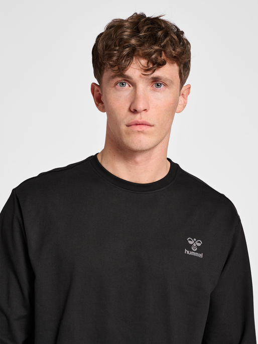 hmlOFFGRID COTTON SWEATSHIRT, JET BLACK, model