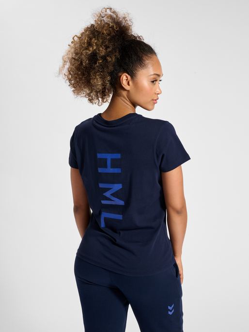 hmlCOURT COTTON T-SHIRT S/S WOMAN, MARINE, model