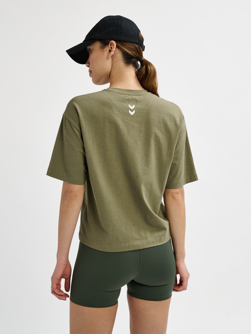 hmlMT ULTRA BOXY SHORT T-SHIRT, DEEP LICHEN GREEN MELANGE, model