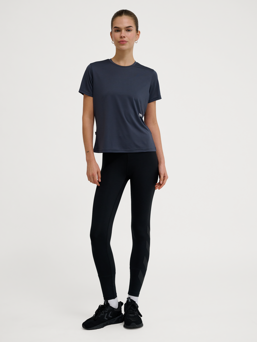 hmlPULSE WORKOUT W T-SHIRT S/S, EBONY, model
