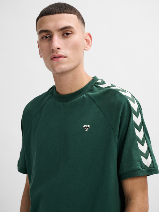 hmlARCHIVE LOOSE T-SHIRT S/S, DARK GREEN, model