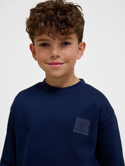 hmlCLEAN SWEATSHIRT, BLACK IRIS, model