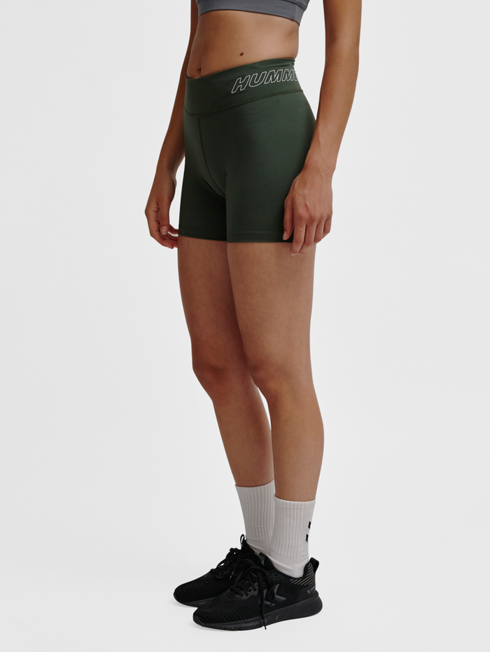 hmlTE FUNDAMENTAL MW TIGHT SHORTS, CLIMBING IVY, model