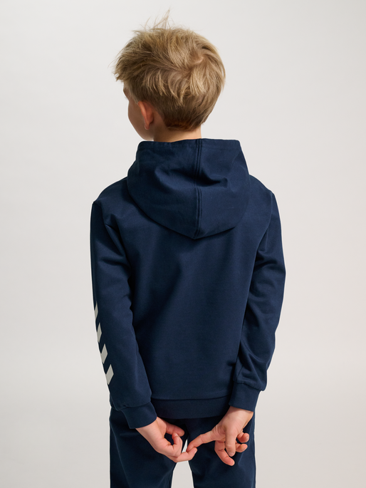 hmlJR LOGO HOODIE, DRESS BLUES, model