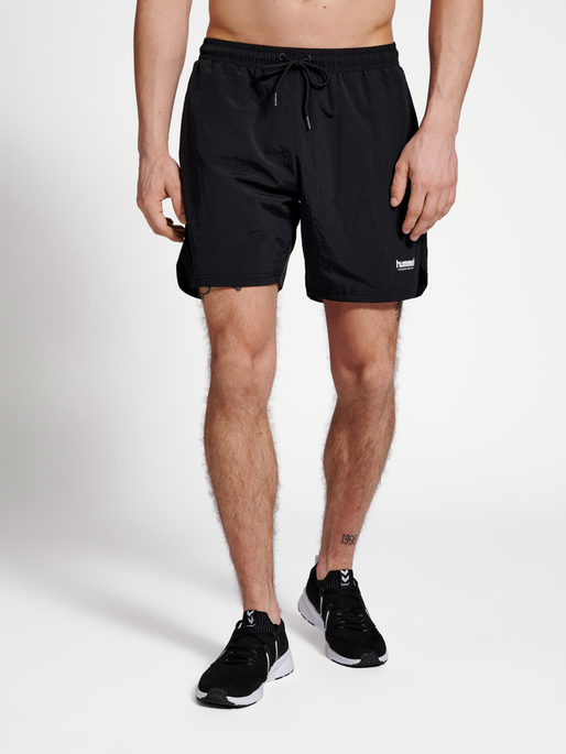 hmlLGC TRAVIS WOVEN SHORTS, 2001, model