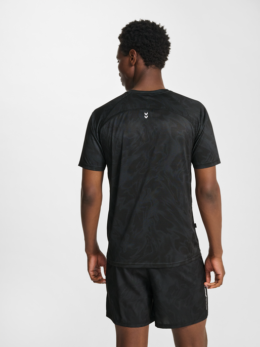 hmlPULSE AOP WORKOUT T-SHIRT S/S, BLACK/EBONY, model