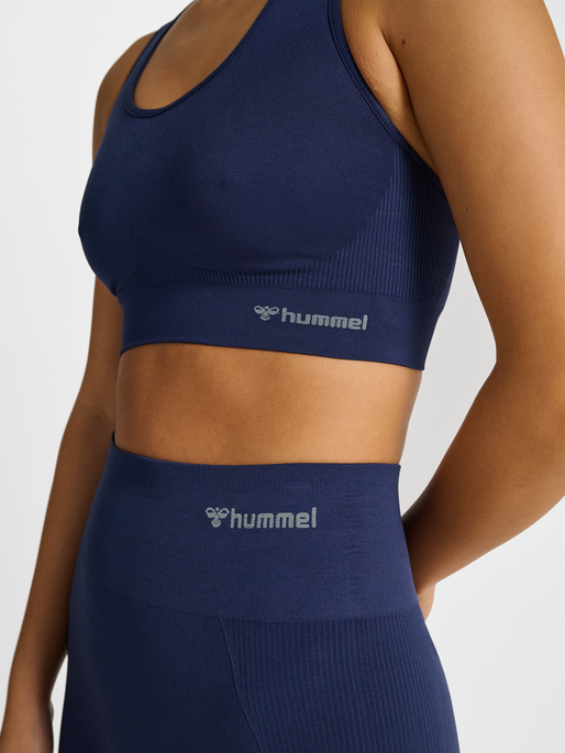 hmlTIF SEAMLESS SPORTS TOP, BLACK IRIS, model