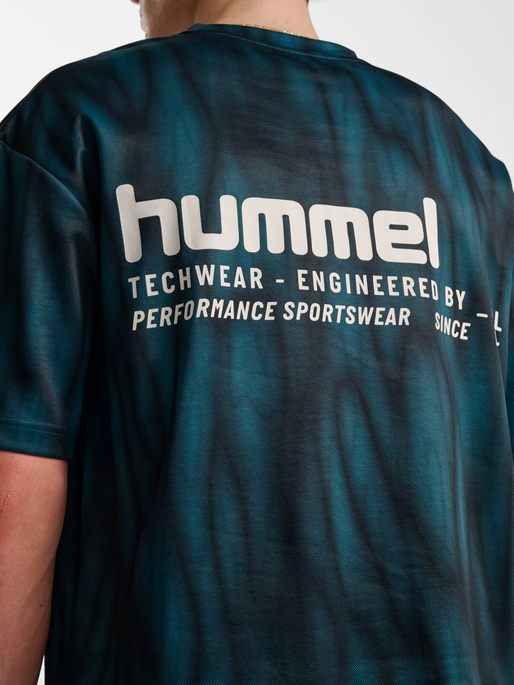 hmlHIIT AOP LOOSE T-SHIRT S/S, STARGAZER, model