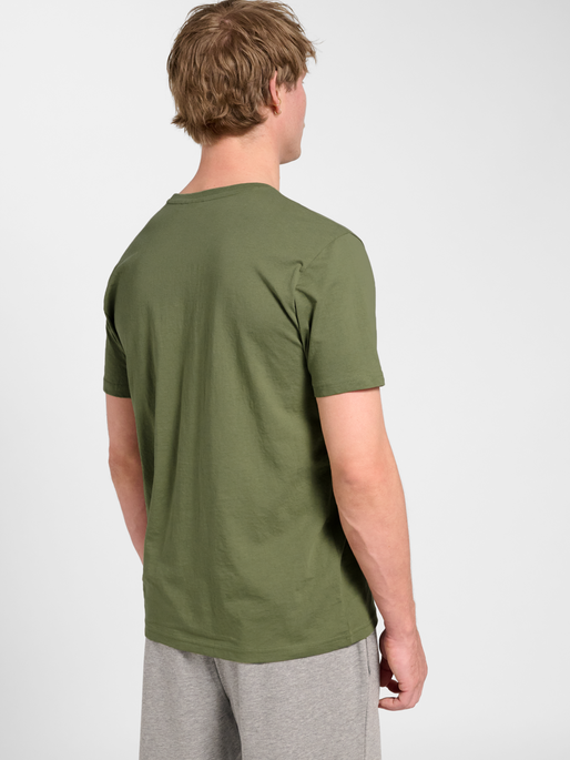 hmlPULSE GRAPHIC T-SHIRT S/S, WHITE/GREEN, model