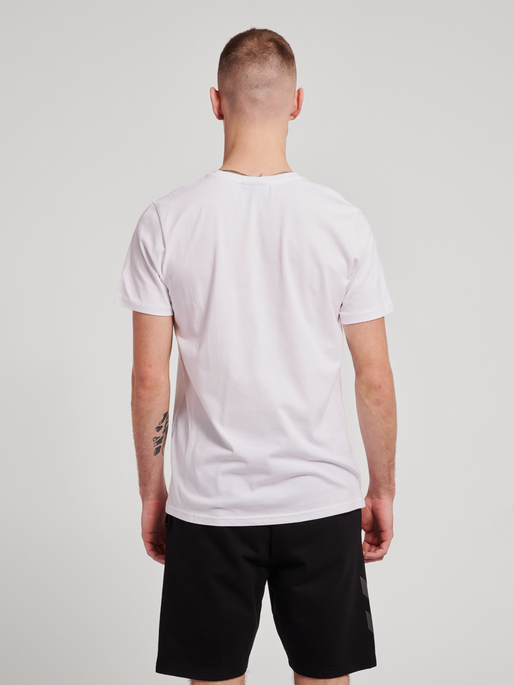 hmlISAM 2.0 T-SHIRT, WHITE, model