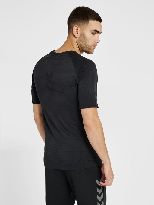 hmlSTROKE SEAMLESS T-SHIRT, BLACK, model