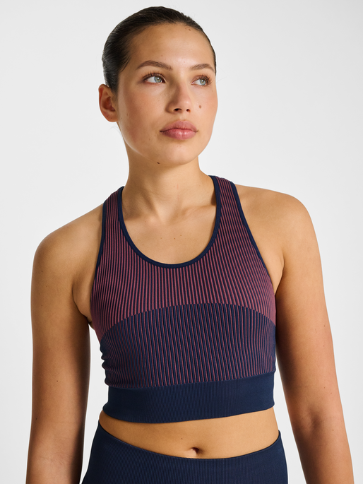 hmlYOGA SEAMLESS W CROP TOP, DRESS BLUES, model