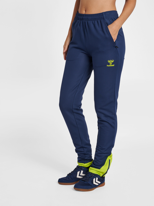 hmlLEAD WOMEN POLY PANTS, DARK DENIM, model