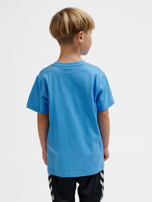 hmlTRES T-SHIRT S/S, LICHEN BLUE, model