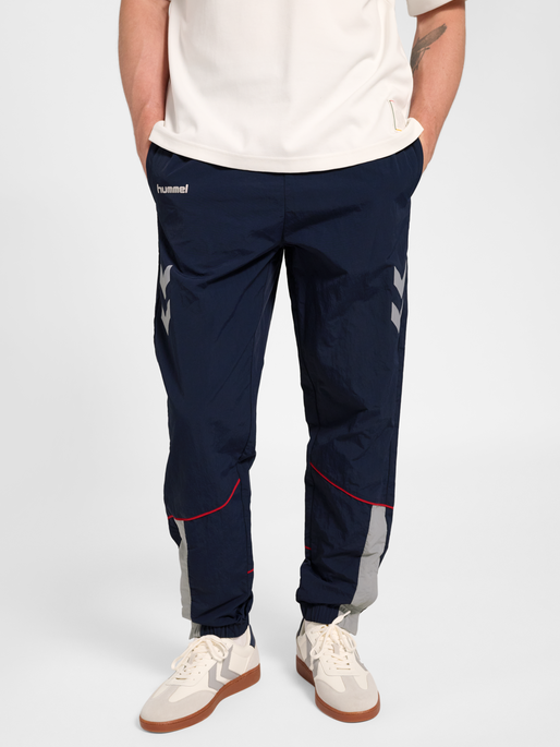 hmlWORLD 26 TRACK PANTS, DARK SAPPHIRE, model