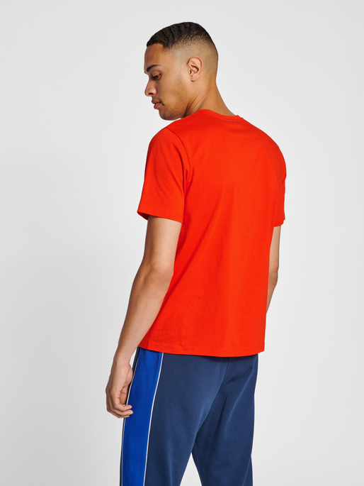 hmlLGC JOSE T-SHIRT, ORANGE.COM, model