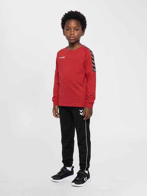 hmlAUTHENTIC KIDS TRAINING SWEAT, TRUE RED, model