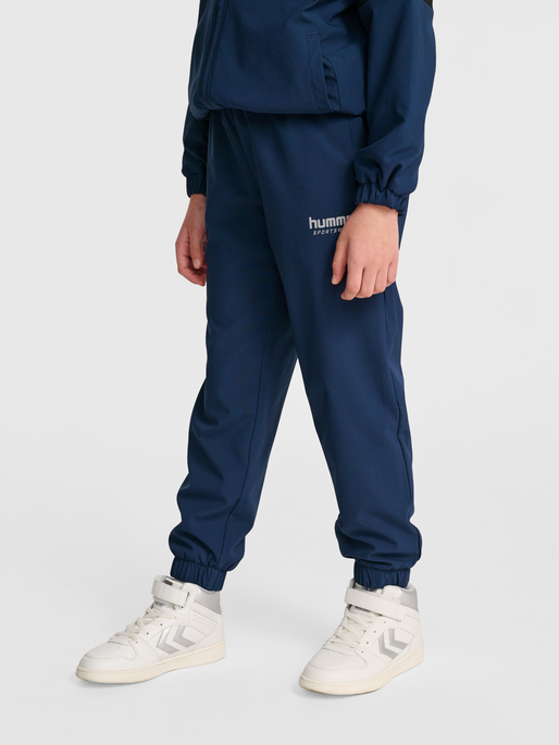 hmlJR LOOSE TRACKSUIT PANTS, DRESS BLUES, model