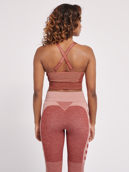 hmlCLEA SEAMLESS SPORTS TOP, WITHERED ROSE/ROSE TAN MELANGE, model