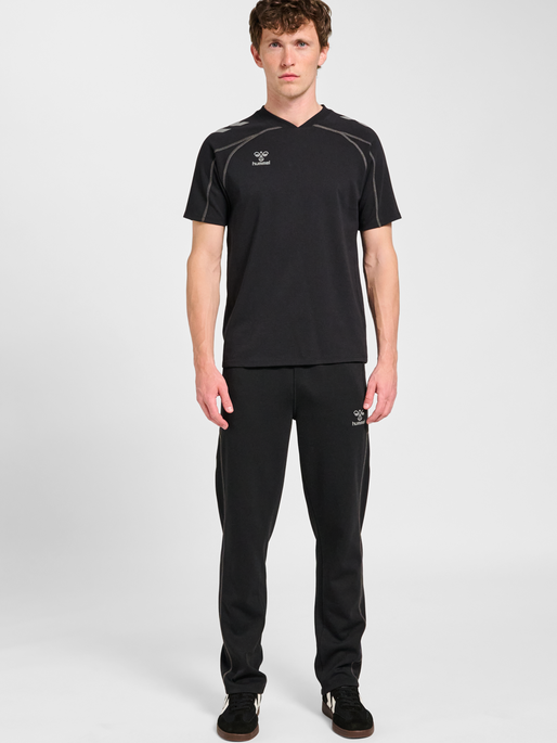 hmlMOVE 2.0 T-SHIRT S/S, BLACK, model