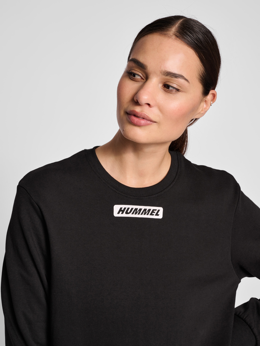 hmlTE ELEMENT SWEATSHIRT, BLACK, model