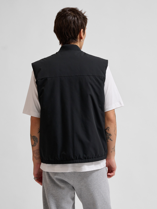 hmlTECH PADDED VEST, BLACK, model