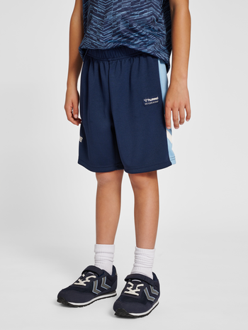 hmlRUPHUS SHORTS, BLACK IRIS, model