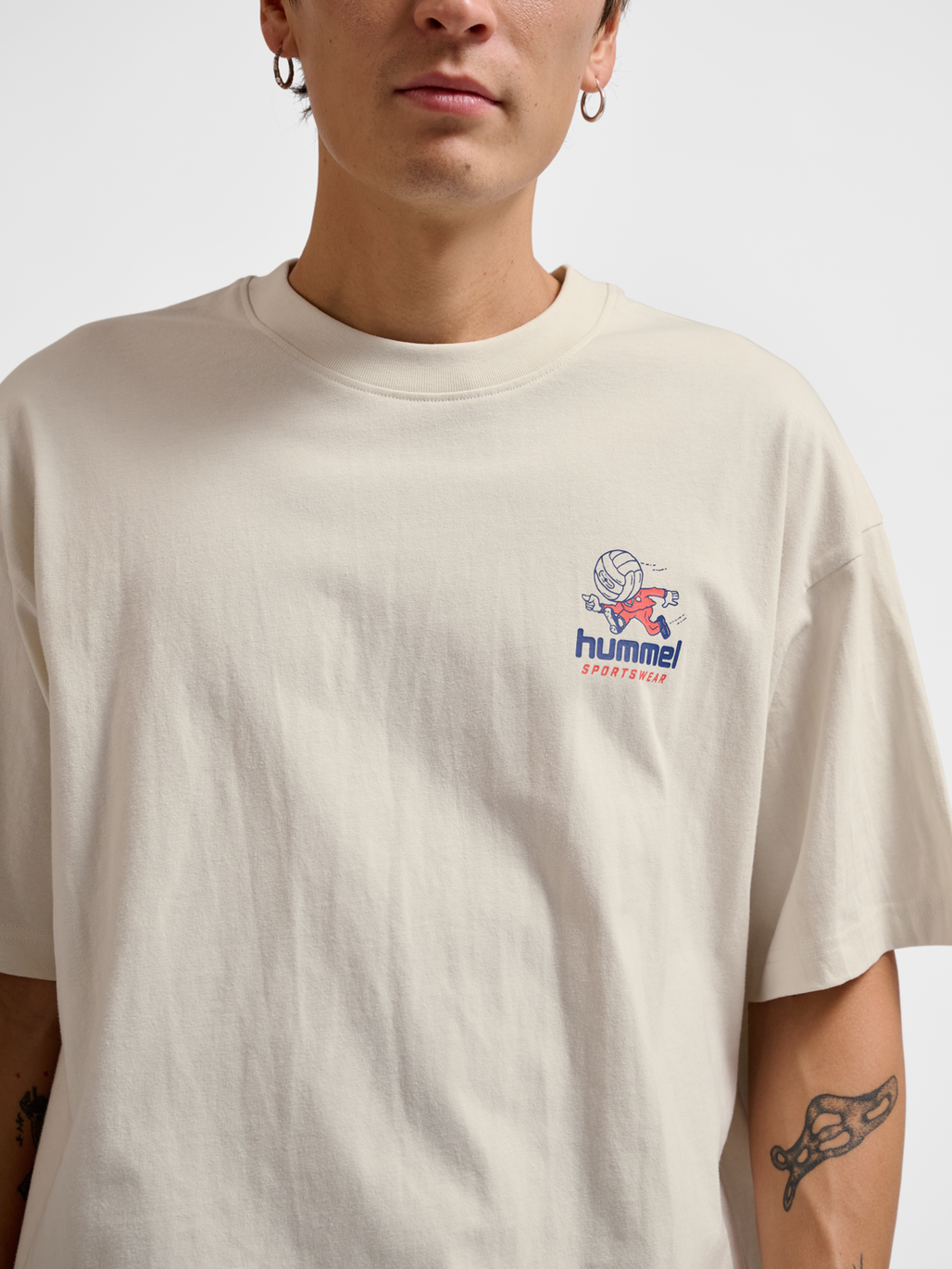 hmlLOOSE T-SHIRT S/S HEADBALL, TOFU, model