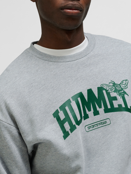 hmlLOOSE CREWNECK UNIVERSITY BEE, GREY MELANGE, model