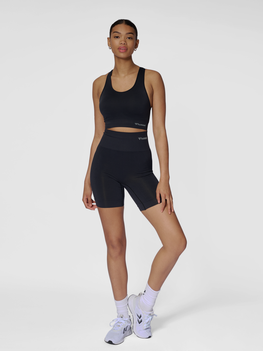 hmlTIF SEAMLESS SHORTS, BLACK, model