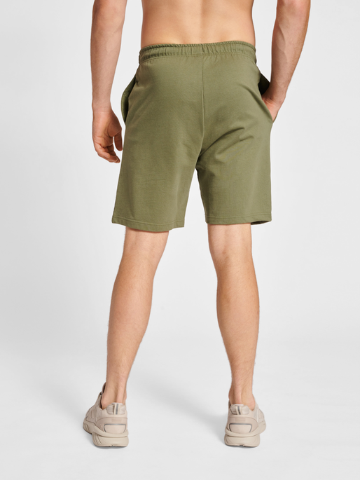 hmlLGC JEREMY SWEAT SHORTS, FOUR LEAF CLOVER, model
