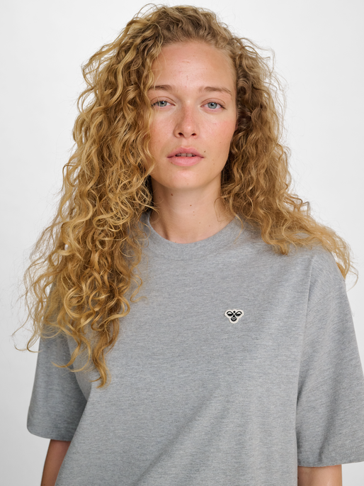 hmlLOOSE T-SHIRT BEE S/S, GREY MELANGE, model