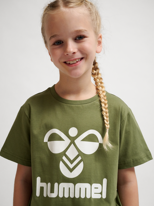hmlTRES T-SHIRT S/S, OLIVINE, model