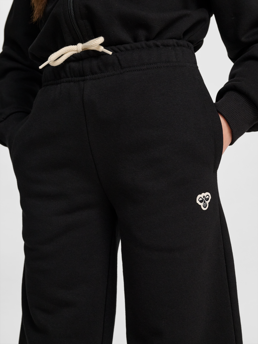 hmlJR LOOSE WL SWEATPANTS BEE, BLACK, model
