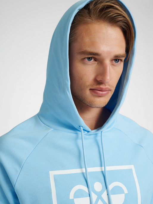 hmlISAM 2.0 HOODIE, PLACID BLUE, model