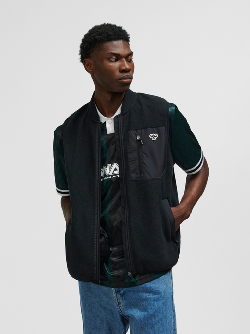 hmlFLEECE WAISTCOAT BEE, BLACK, model