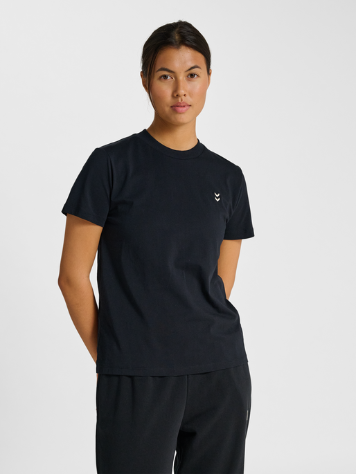 hmlPULSE W T-SHIRT, BLACK, model