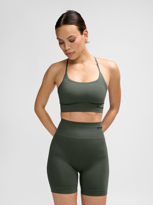 hmlTIFFY SEAMLESS SPORTS TOP, CLIMBING IVY, model