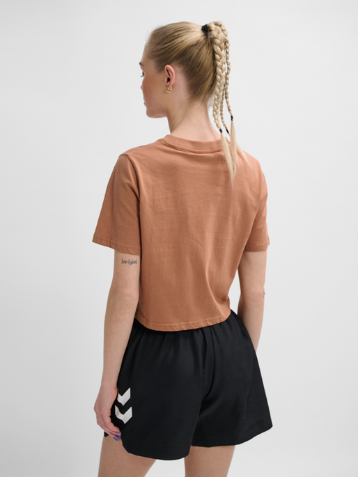 hmlLGC MALU CROPPED T-SHIRT, MOCHA MOUSSE, model