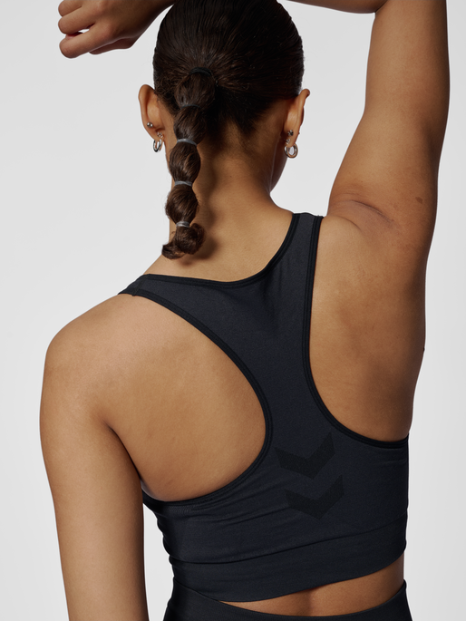 hmlTIF SEAMLESS SPORTS TOP, BLACK, model