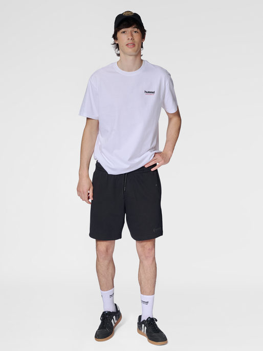 hmlFELIX SWEAT SHORTS, BLACK, model