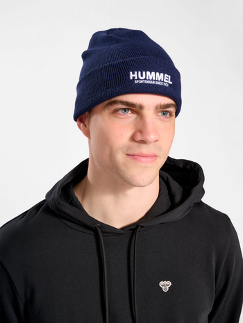 hmlLEGACY CORE BEANIE, PEACOAT, model