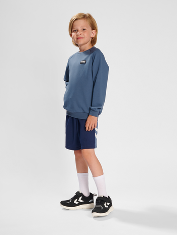 hmlGLEN SWEATSHIRT, BERING SEA, model