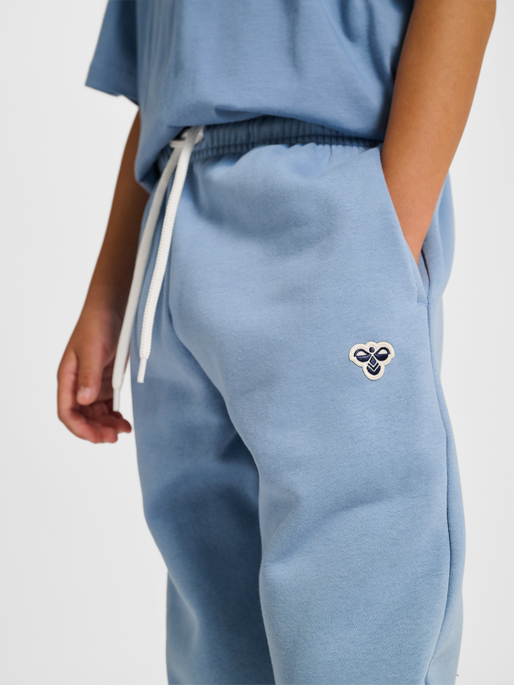 hmlJR LOOSE SWEATPANTS BEE, FADED DENIM, model
