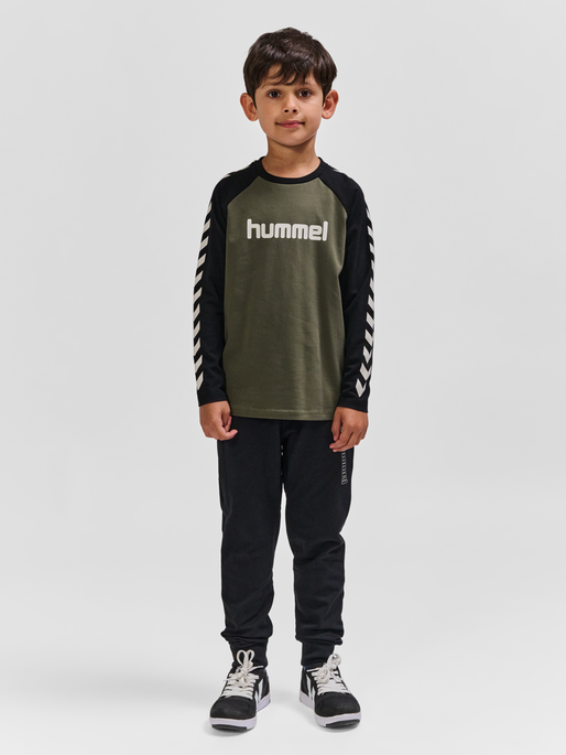 hmlBOYS T-SHIRT L/S, DUSTY OLIVE, model