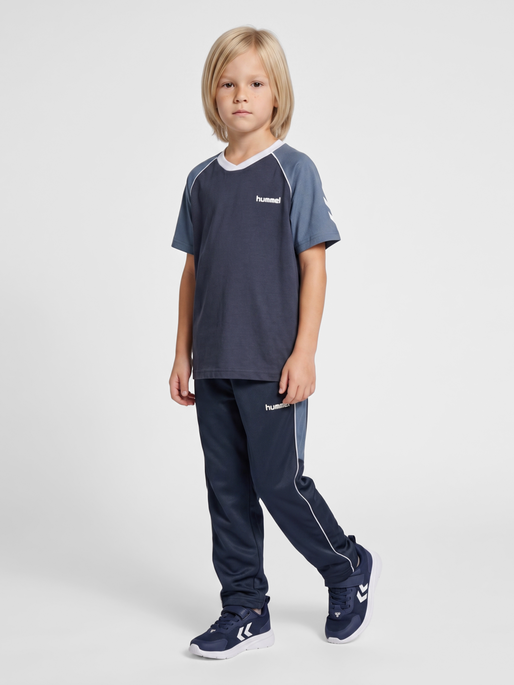 hmlJR ROLF T-SHIRT S/S, OMBRE BLUE, model