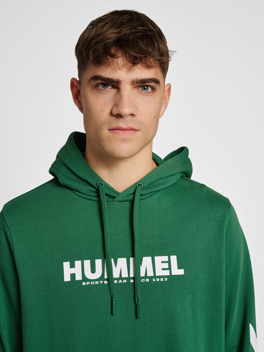 hmlLEGACY LOGO HOODIE, FOLIAGE GREEN, model