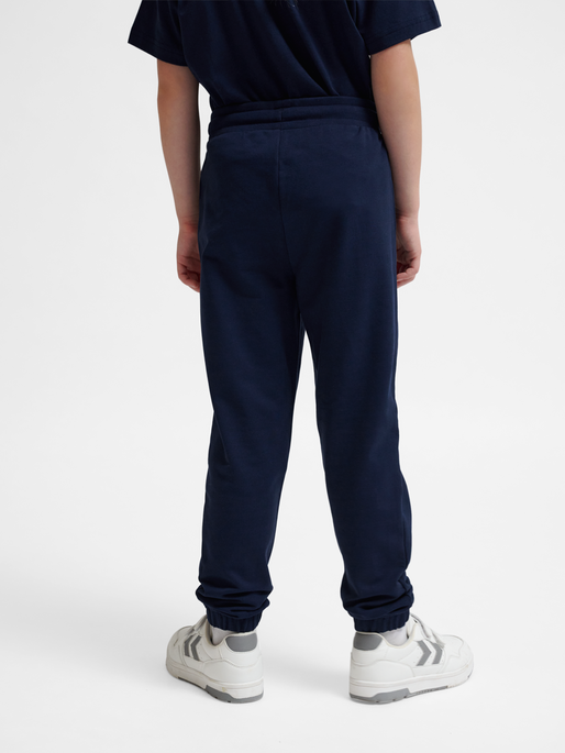 hmlTUKAS PANTS, BLACK IRIS, model