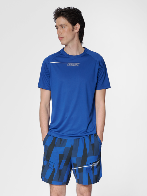 hmlCOURT LIGHT WEIGHT T-SHIRT, SODALITE BLUE, model
